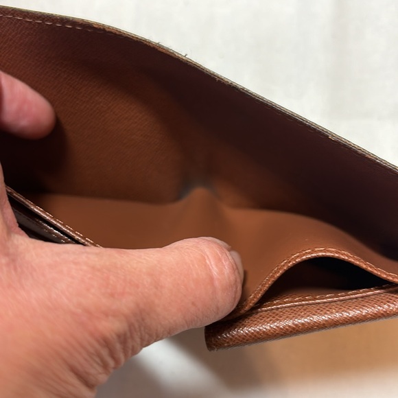 Louis Vuitton Monogrammed bi-fold wallet - Picture 7 of 13